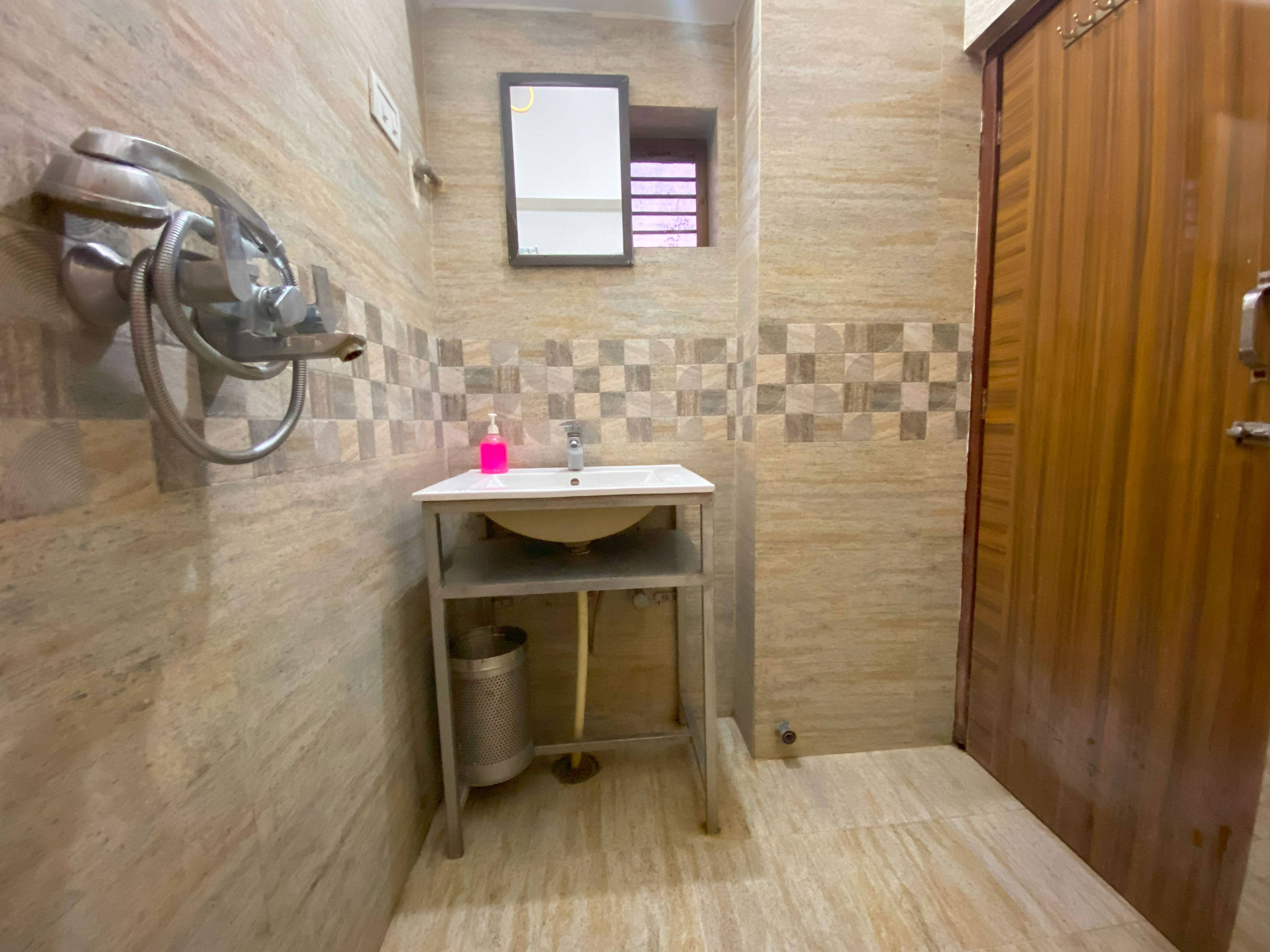 wash room picture deluxe room 01 har ki pauri haridwar 